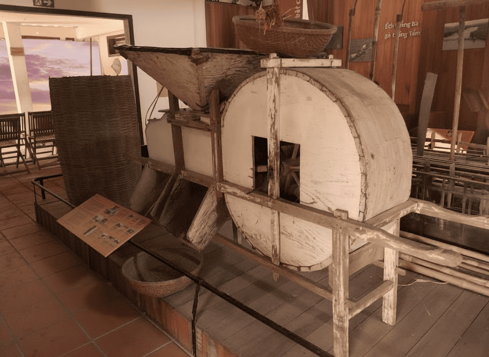 Nhiều hiện vật đặc sắc được trưng b&agrave;y tại đ&acirc;y